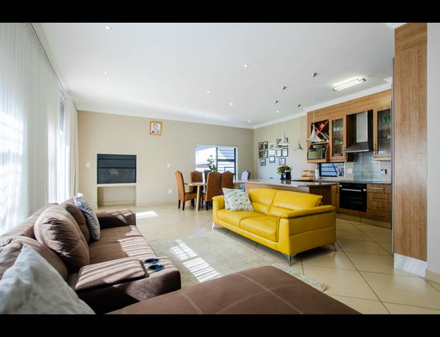 3 BEDROOM TOWNHOUSE FOR SALE IN RUA VISTA